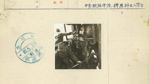工人操作机器铲料入防火箱.jpg