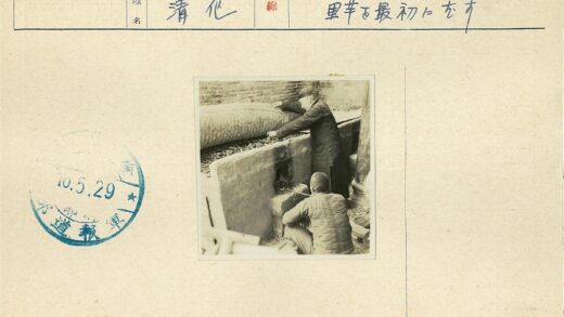 工人操作机器铺设砖墙管道.jpg