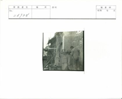 工人操作机械修复砖房街景.jpg