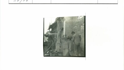工人操作机械修复砖房街景.jpg