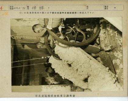 工人操作棉花加工机器.jpg