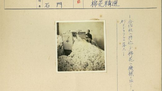 工人操作棉花加工机工作场景.jpg