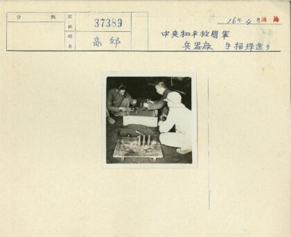 工人操作模具制造金属零件.jpg