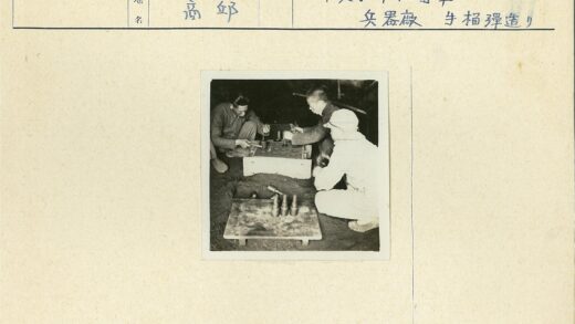 工人操作模具制造金属零件.jpg