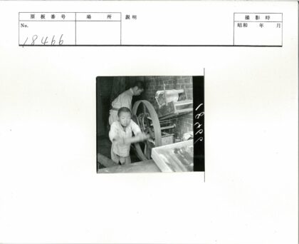 工人操作砖墙旁大型机械.jpg