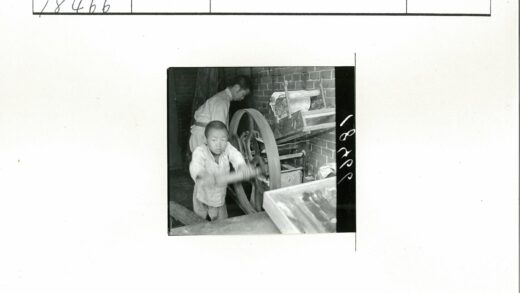工人操作砖墙旁大型机械.jpg