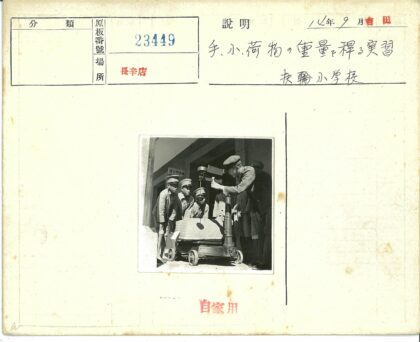 工人操作称重设备现场.jpg