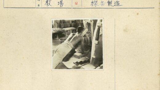 工人操作织布机工作场景.jpg