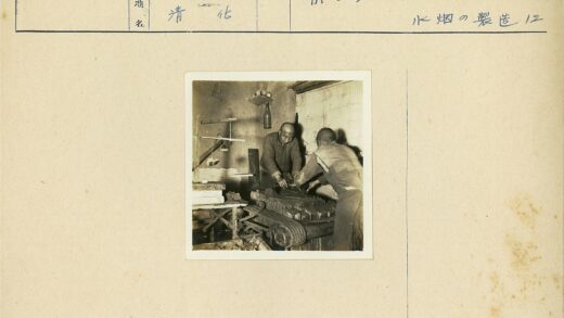 工人操作设备与工具.jpg