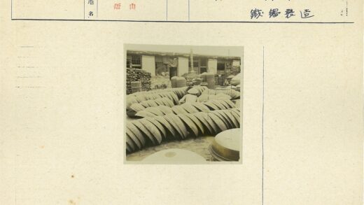 工人操作金属容器的仓库场景.jpg
