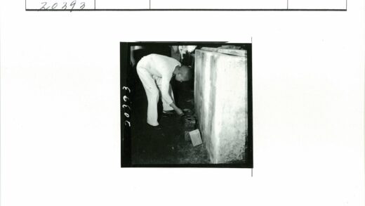 工人操作金属炉与混凝土建筑.jpg