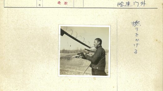 工人操作钩线装置在开阔地.jpg