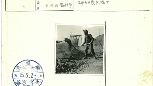 工人操作铲子筛分砾石工作场景.jpg