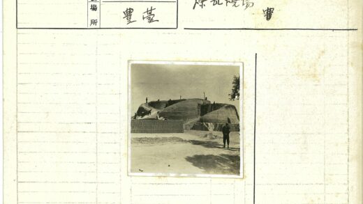 工人攀爬干旱梯田景观.jpg