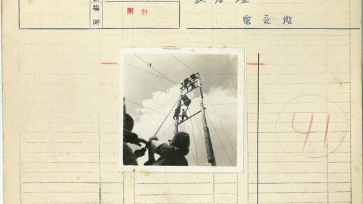 工人攀爬木杆电线施工.jpg
