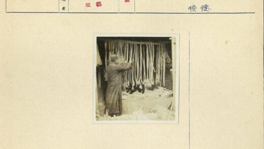 工人整理储藏区绳子工作照.jpg