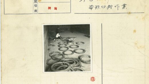 工人整理室内线圈工作照.jpg
