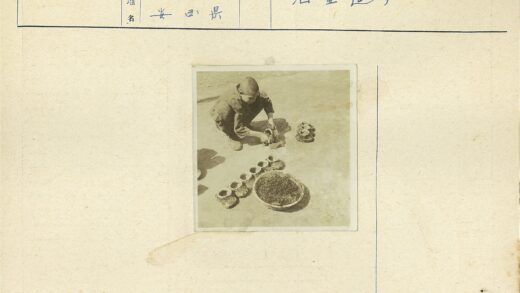 工人整理容器户外工作场景.jpg