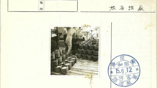 工人整理木桶仓库.jpg