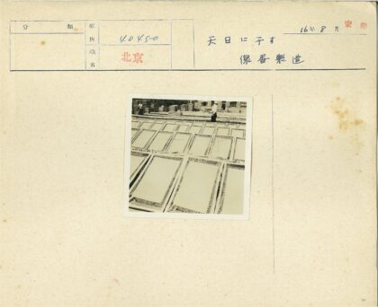 工人整理木箱与空木框工作场景.jpg