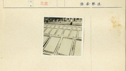 工人整理木箱与空木框工作场景.jpg