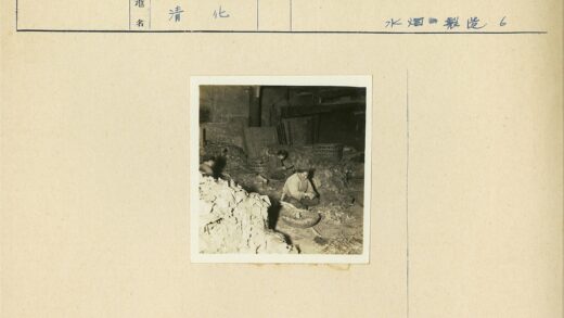 工人整理材料工作场景.jpg