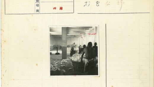 工人整理棉花的高顶厂房.jpg