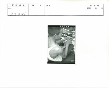 工人整理白色容器工作照.jpg