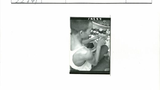 工人整理白色容器工作照.jpg