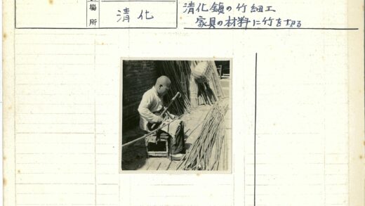 工人整理竹竿的砖墙场景.jpg