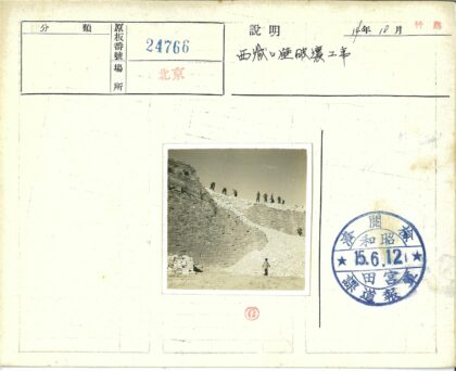 工人施工巨石建筑与土路行人.jpg