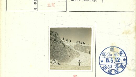 工人施工巨石建筑与土路行人.jpg