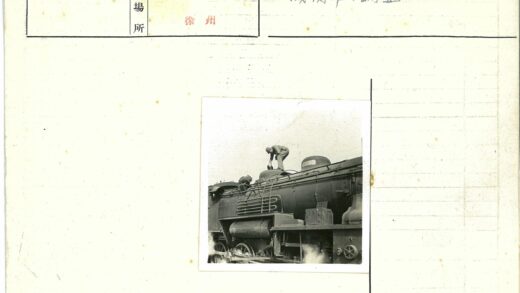 工人检修蒸汽机车.jpg