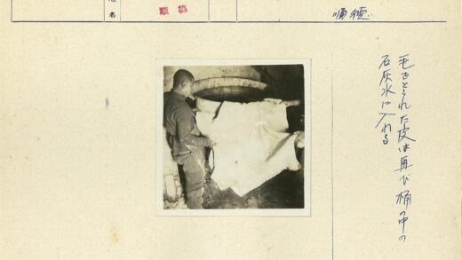 工人检查圆形桶内布料.jpg