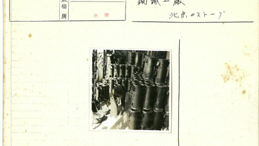 工人检查圆柱形容器工作照.jpg