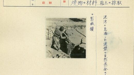 工人沙地挖掘沟渠施工.jpg