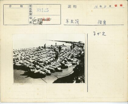 工人沙袋防洪护堤现场.jpg
