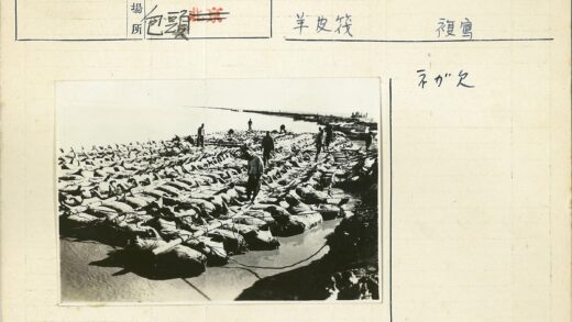 工人沙袋防洪护堤现场.jpg