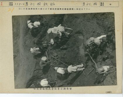 工人泥地劳作使用铲锄.jpg