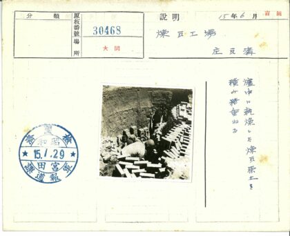 工人深挖现场堆砖工作照.jpg