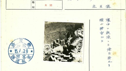 工人深挖现场堆砖工作照.jpg