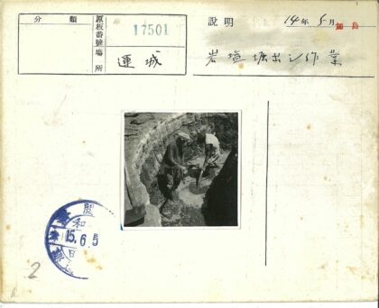工人深沟挖掘施工实拍.jpg