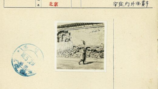 工人清扫粗糙砖墙.jpg