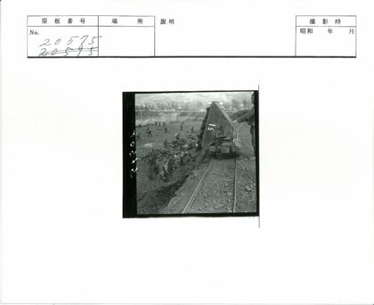 工人清理51号手推车铁路施工.jpg