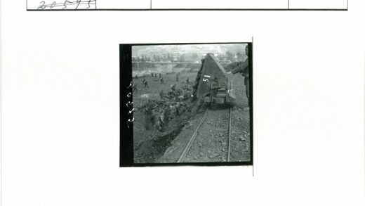 工人清理51号手推车铁路施工.jpg