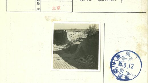 工人清理石墙废墟施工现场.jpg