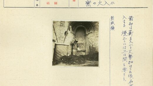 工人清理石牌坊遗迹.jpg