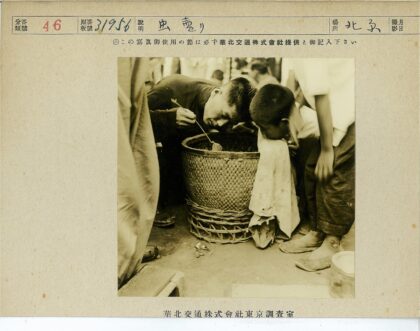 工人用勺子舀取编织篮物品.jpg