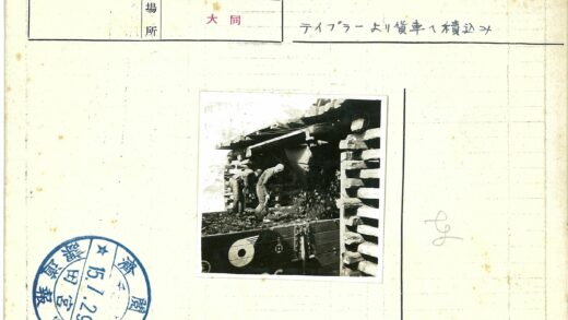 工人用铁锹装载火车车厢.jpg
