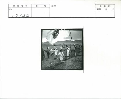 工人田野劳作旗帜飘扬.jpg
